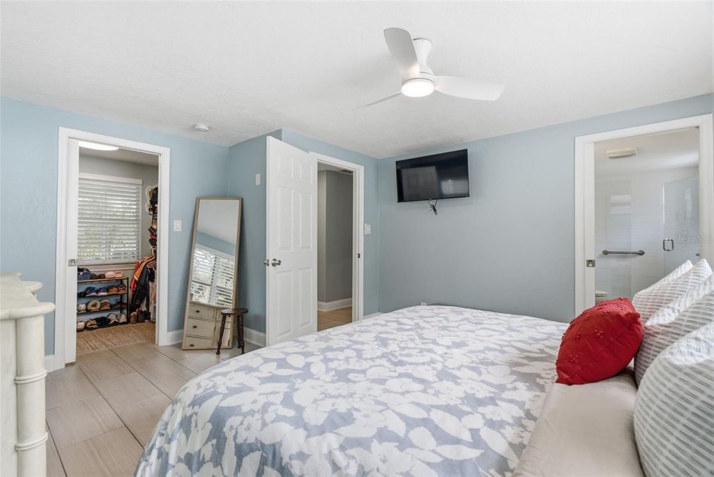 Image 15 of property listing at 2918 W ELLIS DRIVE, Tampa, FL 33611