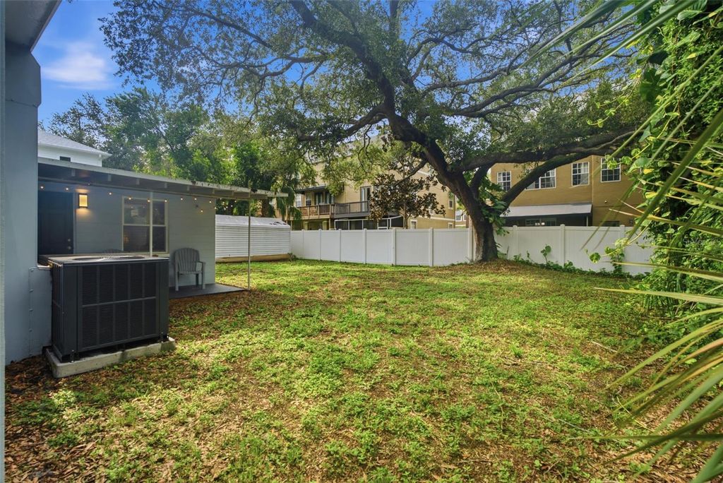 Image 25 of property listing at 2918 W ELLIS DRIVE, Tampa, FL 33611