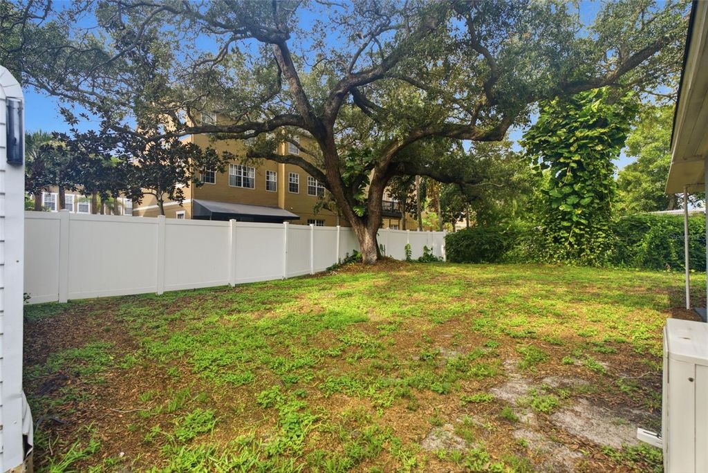 Image 26 of property listing at 2918 W ELLIS DRIVE, Tampa, FL 33611