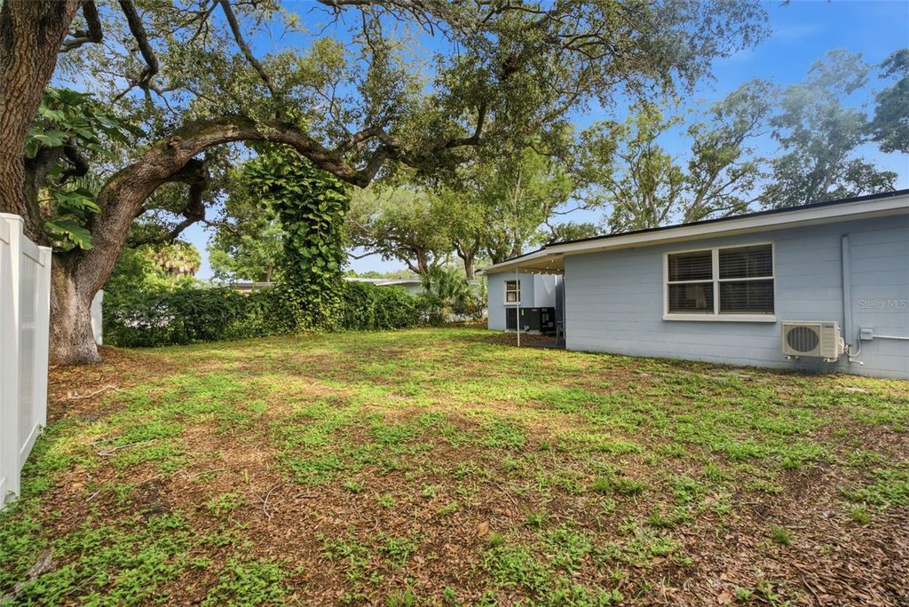 Image 27 of property listing at 2918 W ELLIS DRIVE, Tampa, FL 33611