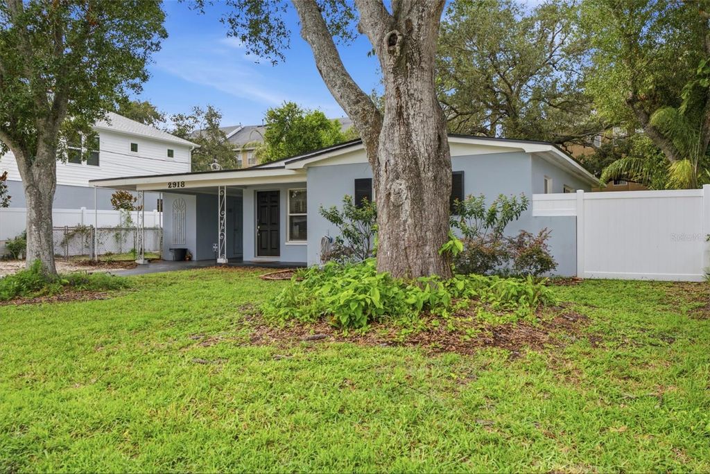 Image 28 of property listing at 2918 W ELLIS DRIVE, Tampa, FL 33611