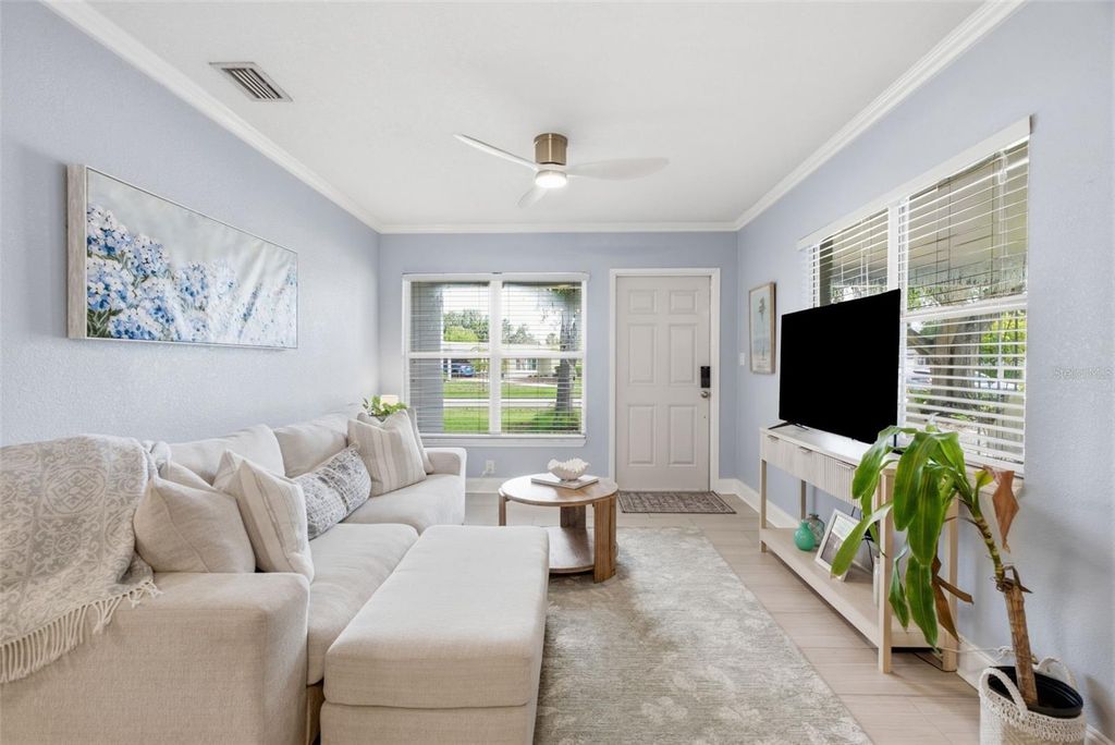 Image 4 of property listing at 2918 W ELLIS DRIVE, Tampa, FL 33611