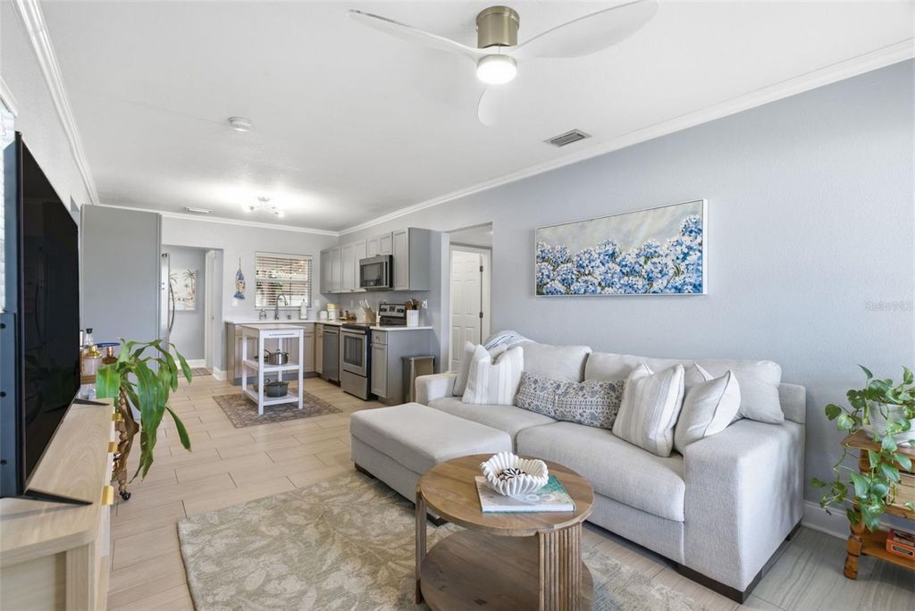 Image 6 of property listing at 2918 W ELLIS DRIVE, Tampa, FL 33611