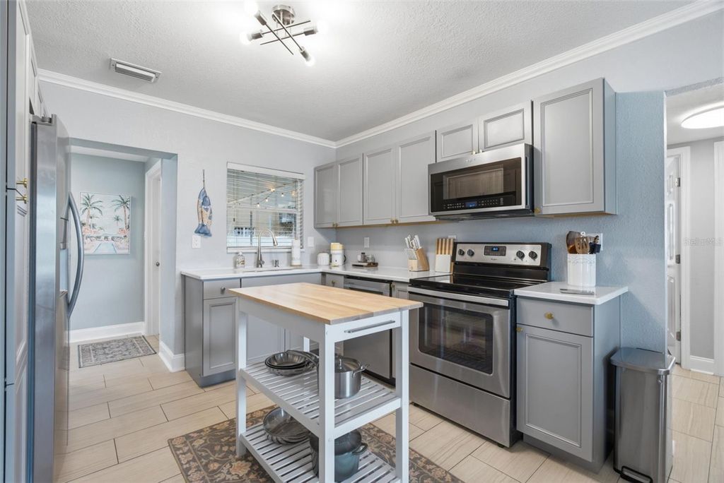 Image 8 of property listing at 2918 W ELLIS DRIVE, Tampa, FL 33611