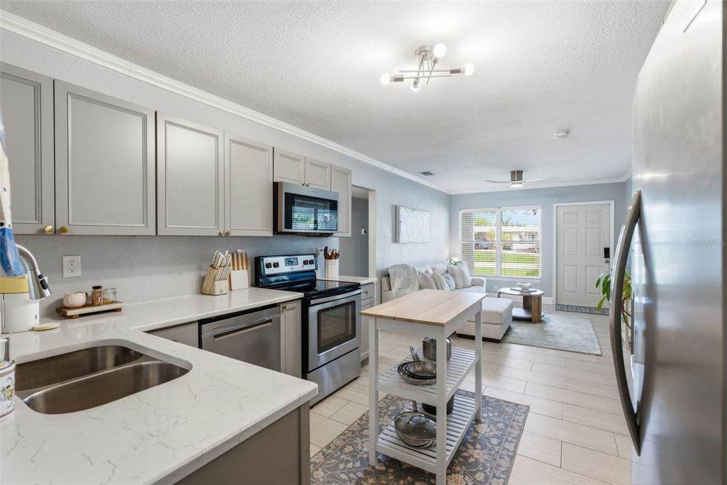 Image 10 of property listing at 2918 W ELLIS DRIVE, Tampa, FL 33611