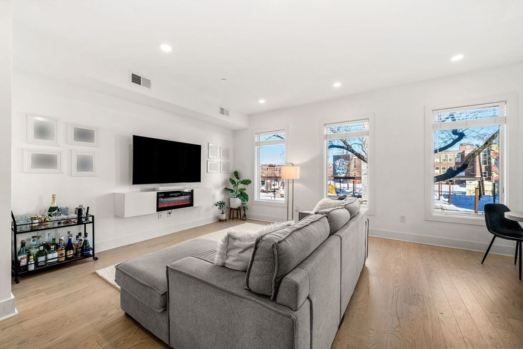 231 Maverick Street 3, Boston, MA 02128