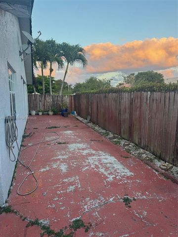 8748 NW 143rd Ter, Miami Lakes, FL 33018