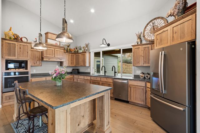 182 Blue Chip Lane, Grants Pass, OR 97527