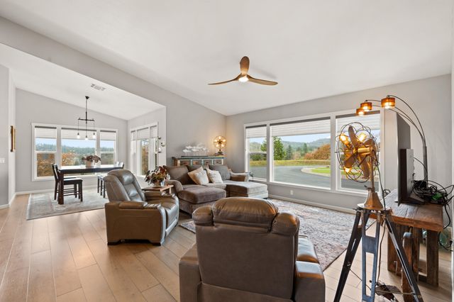 182 Blue Chip Lane, Grants Pass, OR 97527