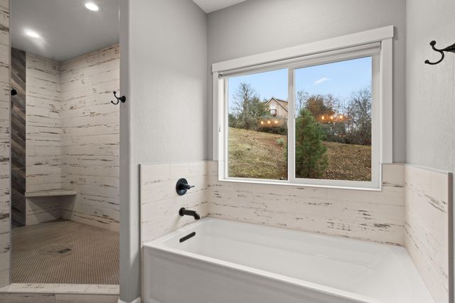 182 Blue Chip Lane, Grants Pass, OR 97527