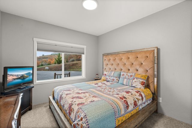 182 Blue Chip Lane, Grants Pass, OR 97527