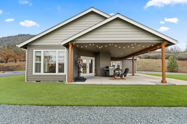 182 Blue Chip Lane, Grants Pass, OR 97527