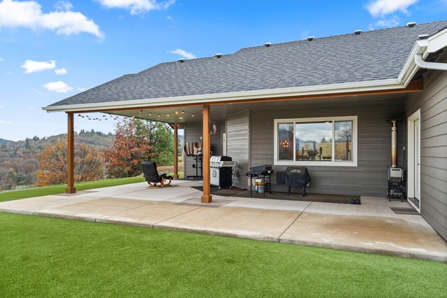 182 Blue Chip Lane, Grants Pass, OR 97527