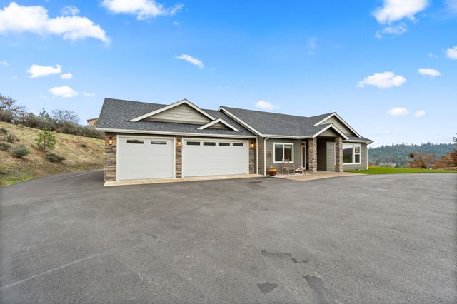 182 Blue Chip Lane, Grants Pass, OR 97527