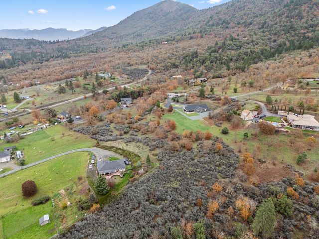 182 Blue Chip Lane, Grants Pass, OR 97527