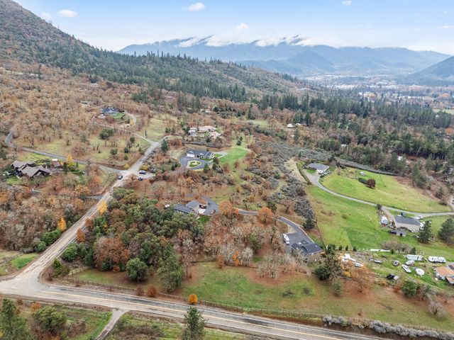 182 Blue Chip Lane, Grants Pass, OR 97527