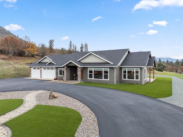 182 Blue Chip Lane, Grants Pass, OR 97527