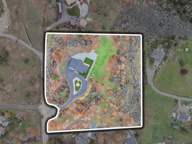 182 Blue Chip Lane, Grants Pass, OR 97527