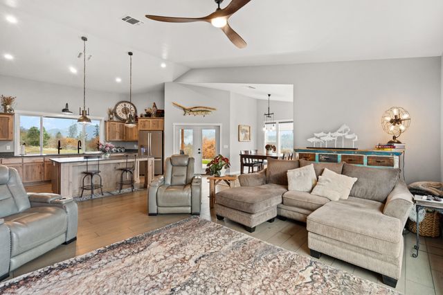 182 Blue Chip Lane, Grants Pass, OR 97527