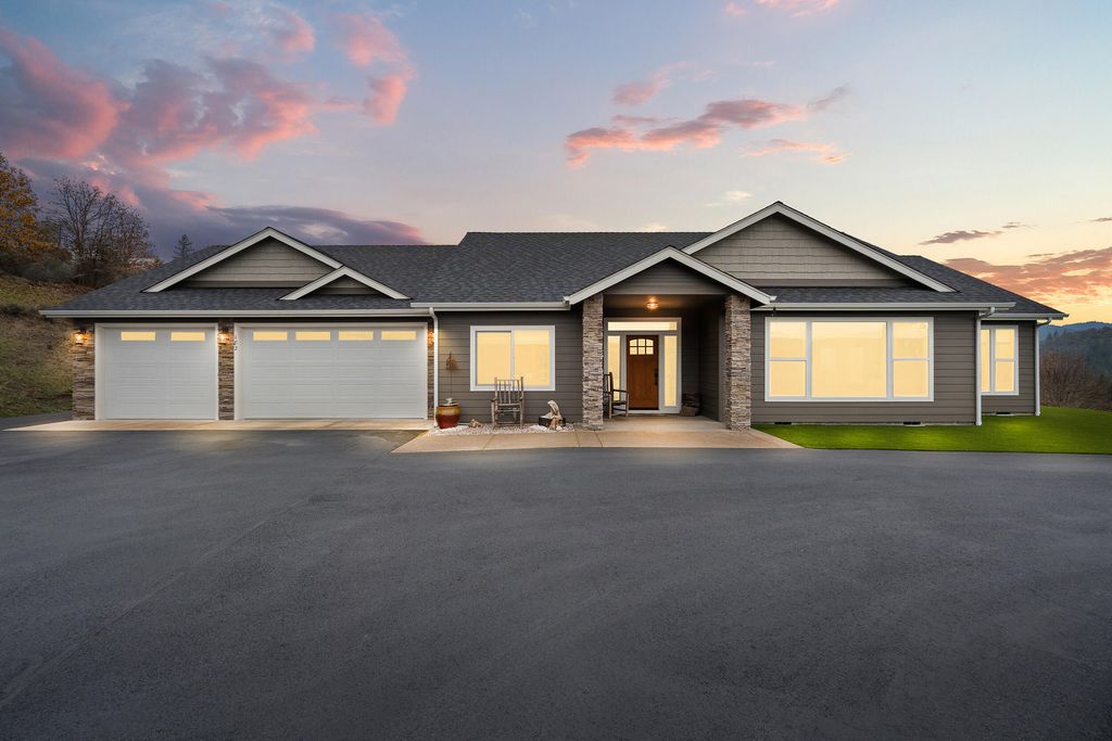 182 Blue Chip Lane, Grants Pass, OR 97527