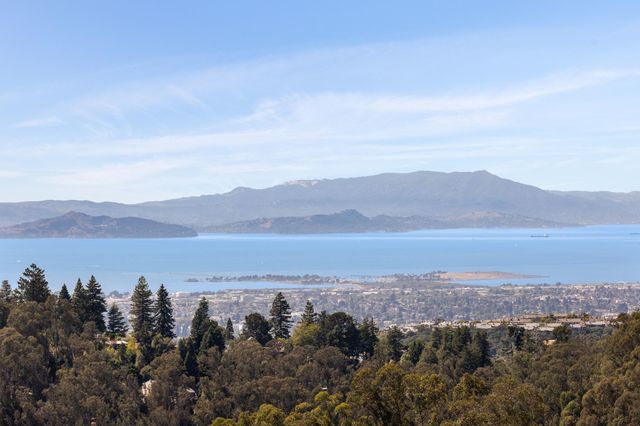 25 Diablo Dr, Oakland, CA 94611