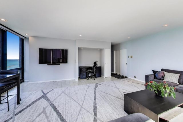 880 N Lake Shore Drive 18E, Chicago, IL 60611