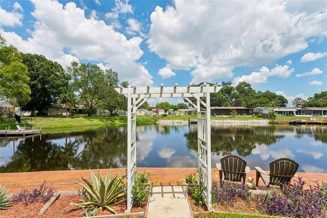 10681 SEMINOLE FOREST STREET E, Seminole, FL 33778