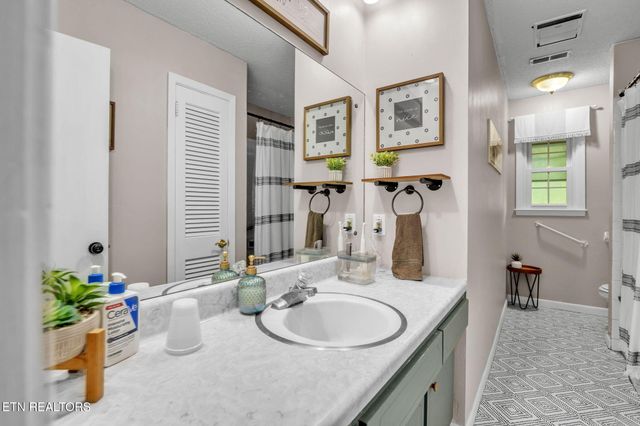 1046 W Outer Drive, Oak Ridge, TN 37830