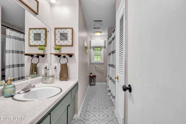 1046 W Outer Drive, Oak Ridge, TN 37830