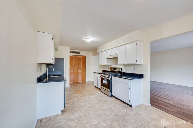 707 Edison Glen Terrace, Edison, NJ 08837