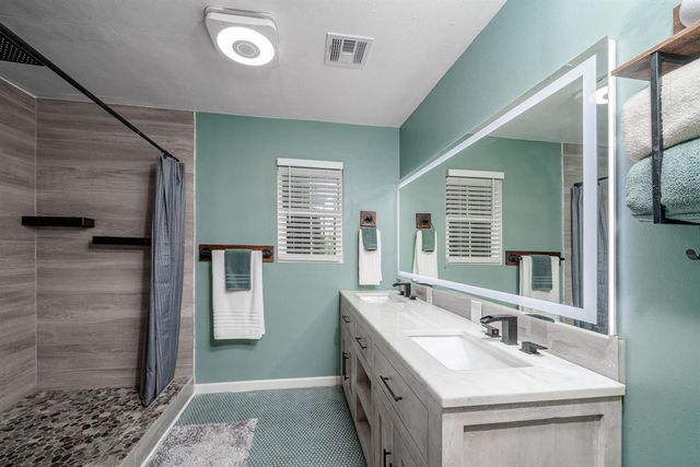 2827 N Barton Avenue, Fresno, CA 93703