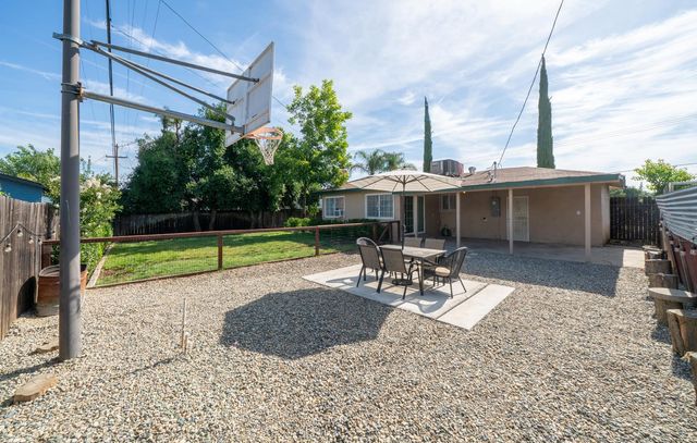 2827 N Barton Avenue, Fresno, CA 93703