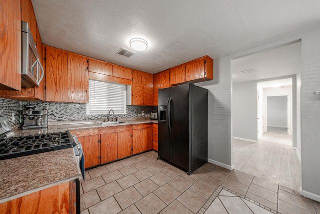 2827 N Barton Avenue, Fresno, CA 93703