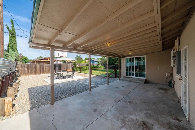 2827 N Barton Avenue, Fresno, CA 93703