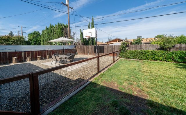 2827 N Barton Avenue, Fresno, CA 93703
