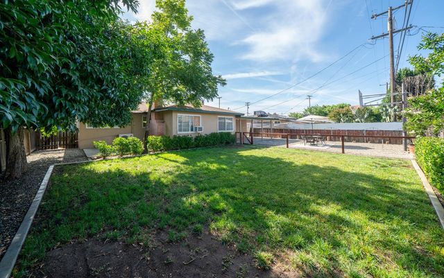 2827 N Barton Avenue, Fresno, CA 93703