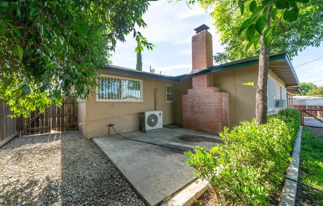 2827 N Barton Avenue, Fresno, CA 93703