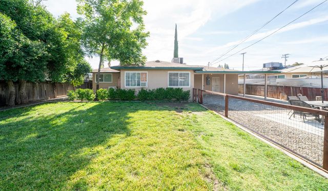 2827 N Barton Avenue, Fresno, CA 93703