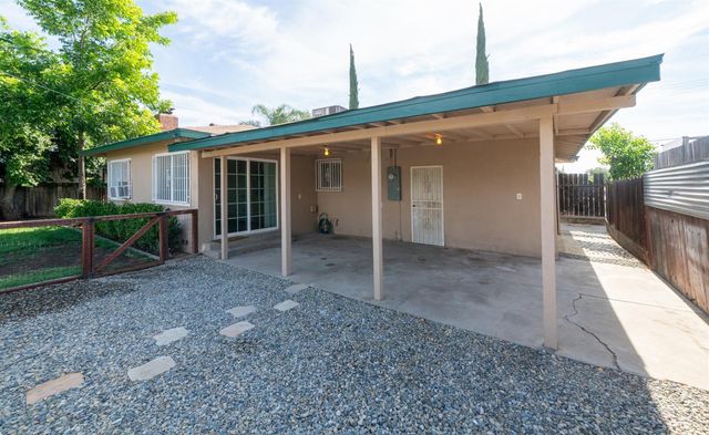 2827 N Barton Avenue, Fresno, CA 93703