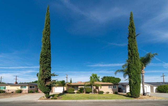 2827 N Barton Avenue, Fresno, CA 93703