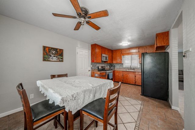 2827 N Barton Avenue, Fresno, CA 93703