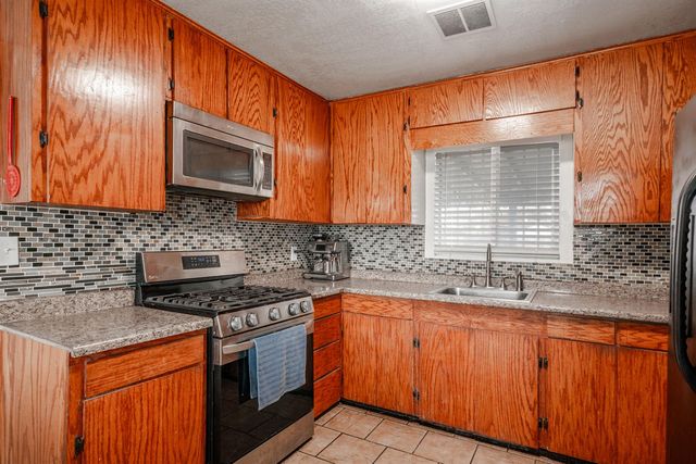 2827 N Barton Avenue, Fresno, CA 93703