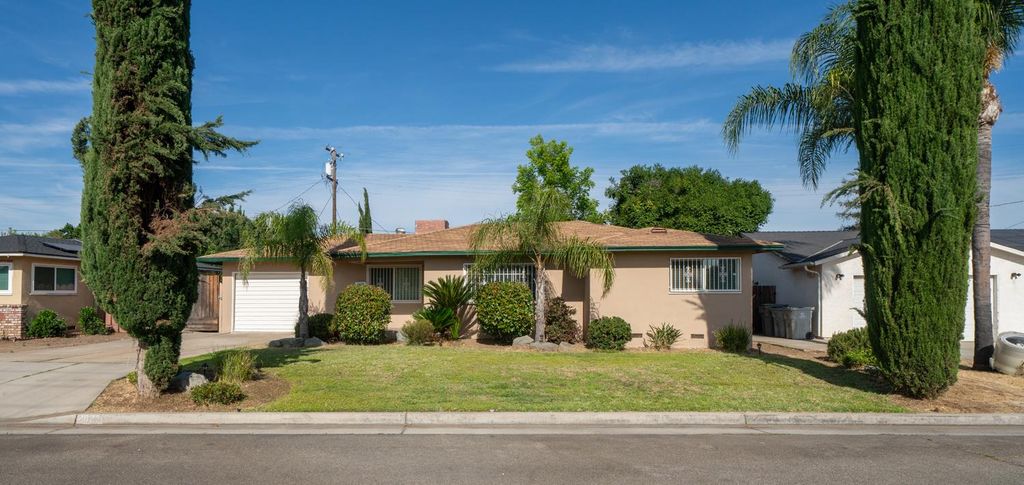 Image 1 of property listing at 2827 N Barton Avenue, Fresno, CA 93703