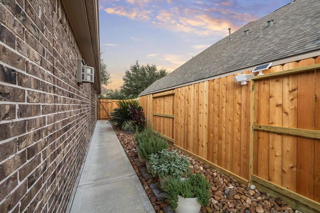 2722 Pepper Landing Lane, Pearland, TX 77089