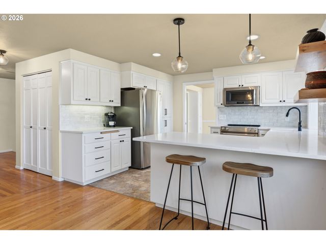 2536 15TH St, Springfield, OR 97477