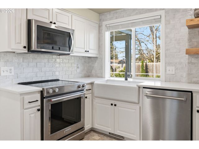 2536 15TH St, Springfield, OR 97477