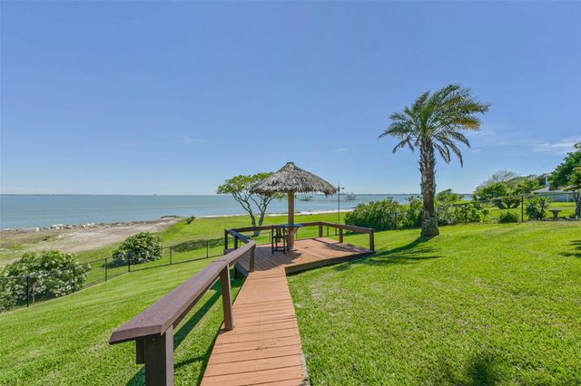 111 Bayridge Road, La Porte, TX 77571