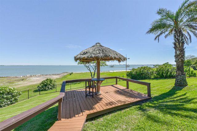 111 Bayridge Road, La Porte, TX 77571