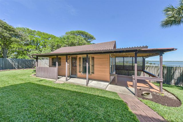 111 Bayridge Road, La Porte, TX 77571