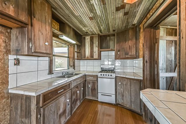 111 Bayridge Road, La Porte, TX 77571